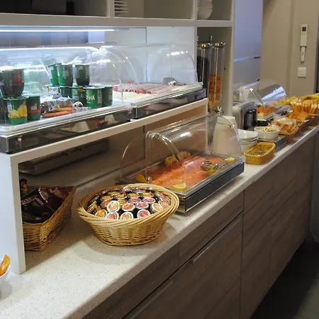 里维拉艾登宫殿酒店 2* 戛纳